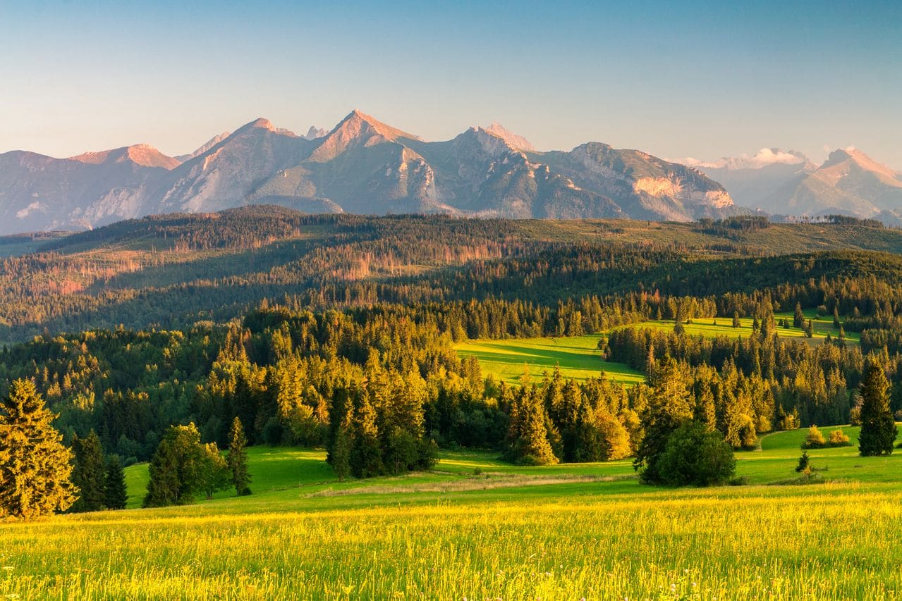 Tatry i łąki Podhala w słońcu